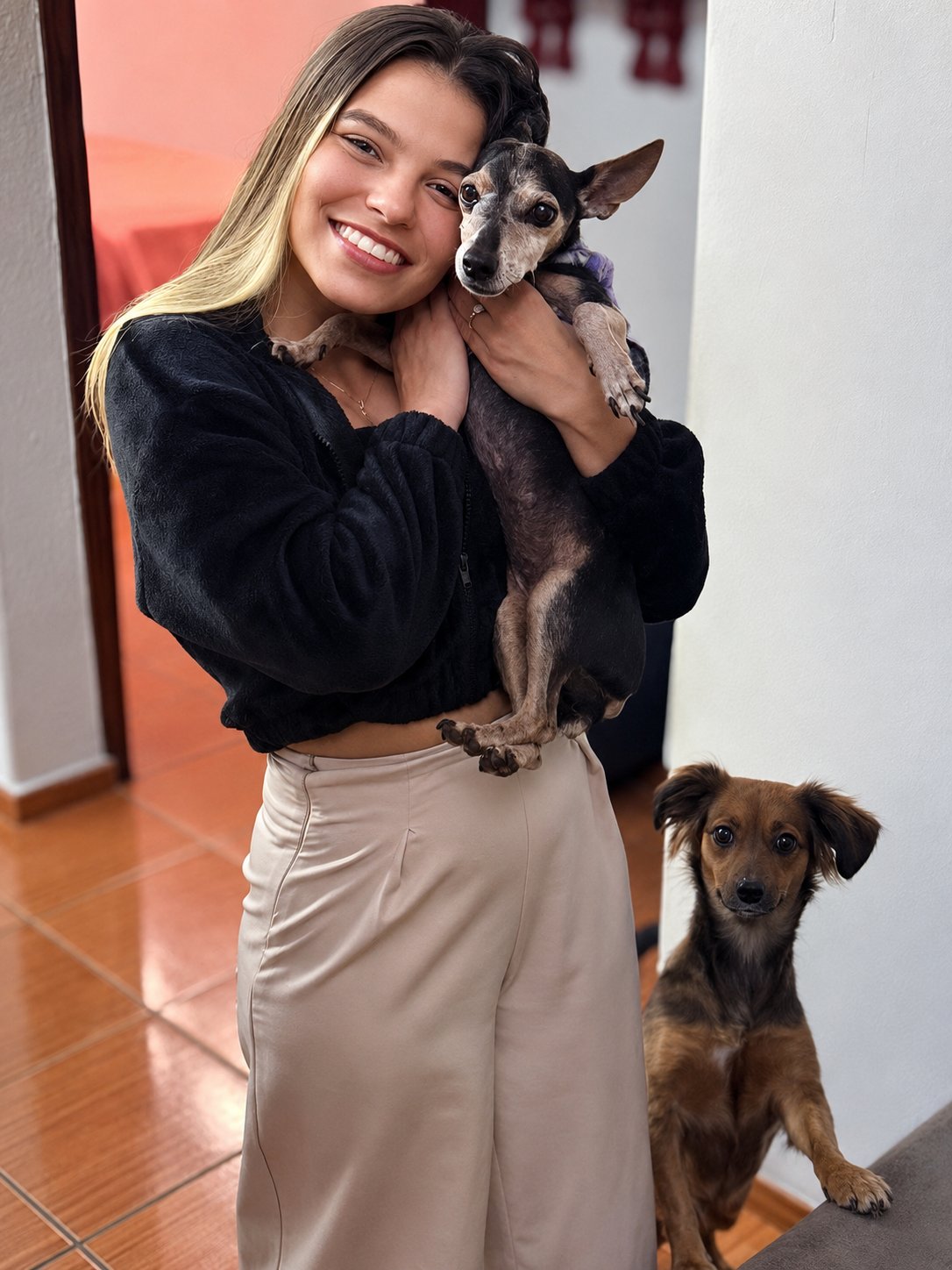 Alicia em casa com seus dois cachorros
