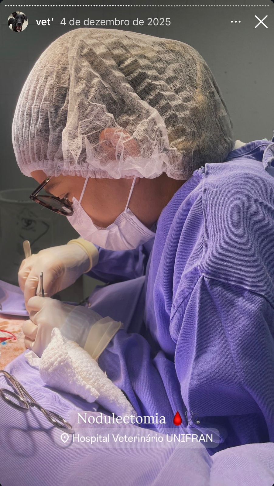 Alicia paramentada realizando uma cirurgia no centro cirúrgico